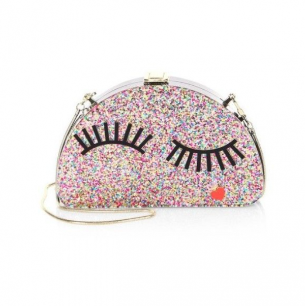 Clutch berbentuk bulan sabit dengan aksen payet